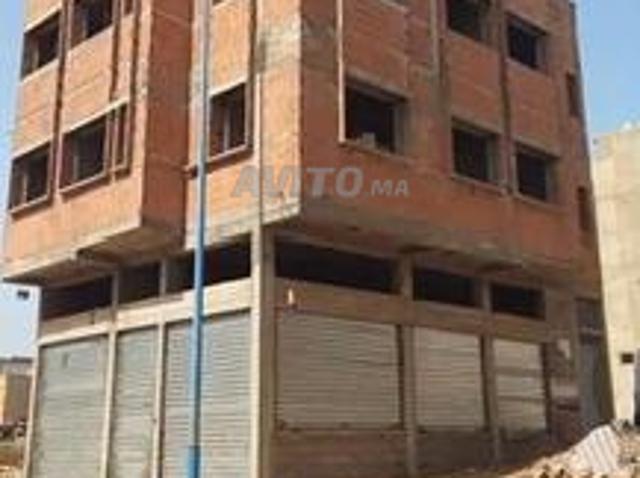 Maison R2 complète avec 2 magasins commerciaux