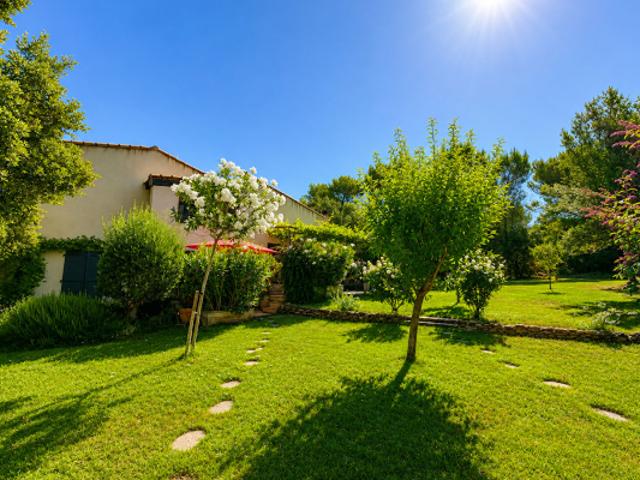 Maison Rognes 6 pièces 207 m2 sur parc arboré avce piscine et T2 totalement indépendant