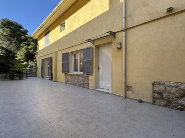 MAISON ROQUEBRUNE CENTRE VILLE CALME JARDIN