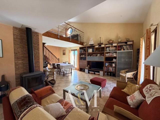 Villa T4 120 m² + garages /1374m²