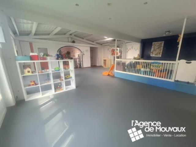 Maison plain pied semi individuelle de 220m2 5 chambres jardin stationnement privatif