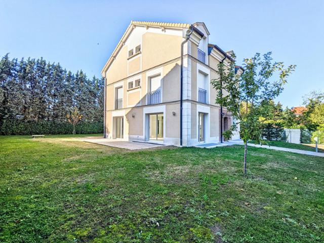 Maison RDC 285 m2 10 pièces
