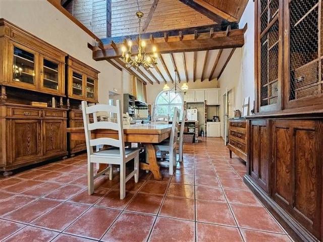 Maison retrait rue + garages et jardin