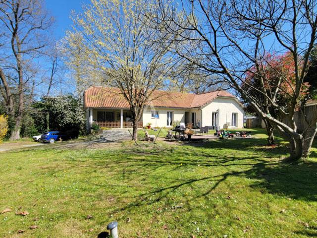 Secteur Morlaàs Belle maison familiale de 189 m² avec 6 chambres, garage et grand terrain
