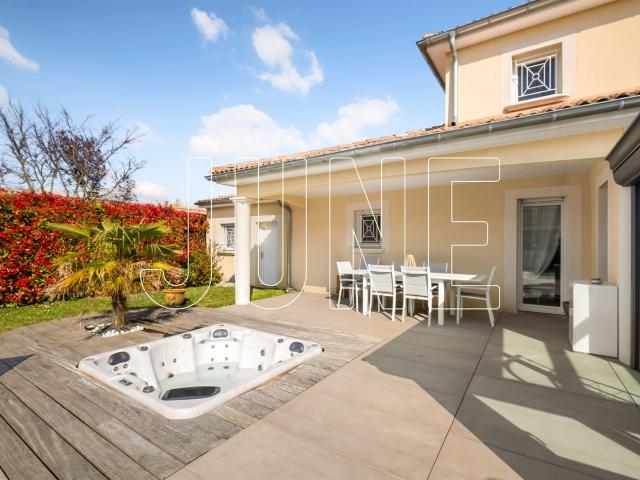 Maison récente avec belles prestations et piscine 188m² Communay