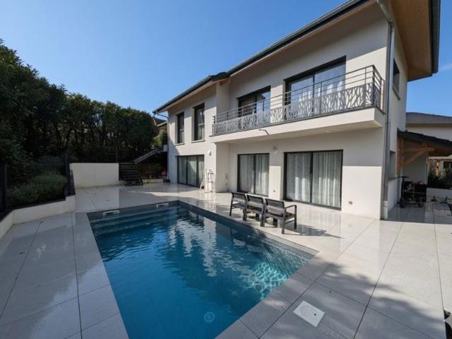 MAISON RECENTE AVEC GARAGE PISCINE TERRAIN ET UN