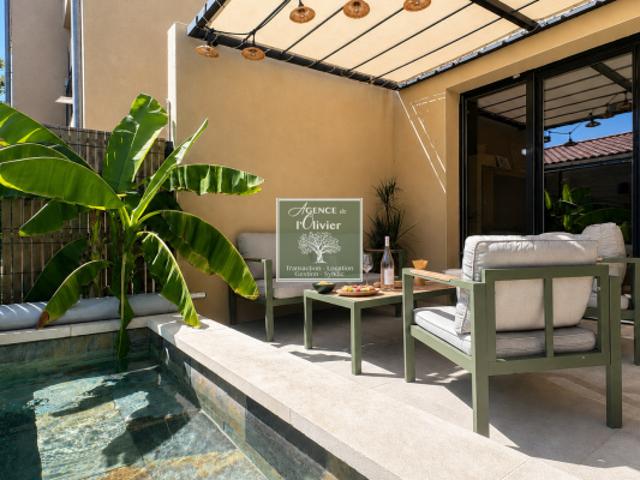 Maison récente avec piscine à deux pas du village