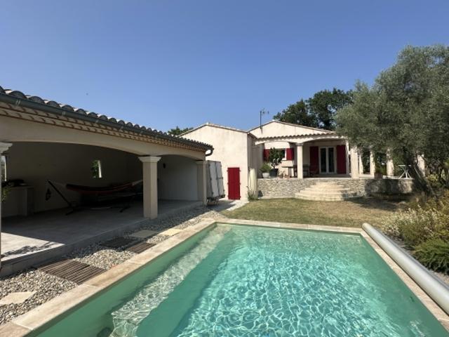 Maison récente avec piscine garage et gîte. Terrain 1 500 m². Aucune nuisance