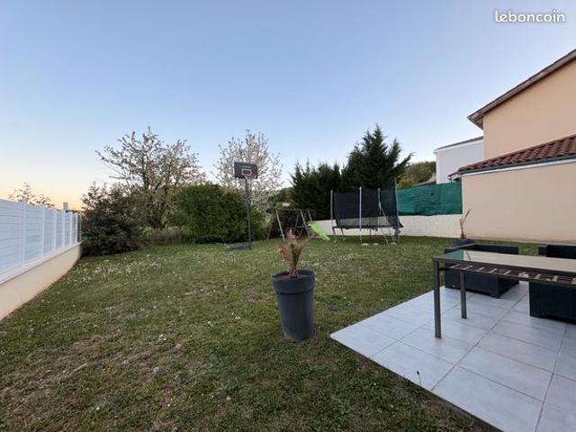 Maison récente avec 3 chambres, garage et terrain arboré et plat DPE B