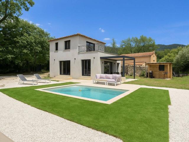 Maison récente de 104 m2 avec piscine sur une parcelle de 1209 m