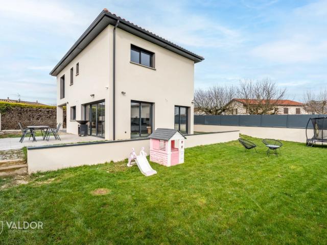 Maison récente de 145 m² avec 4 chambres et bureau, jardin et ga