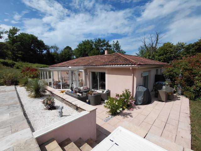 Maison récente de plain pied avec Piscine et garage double