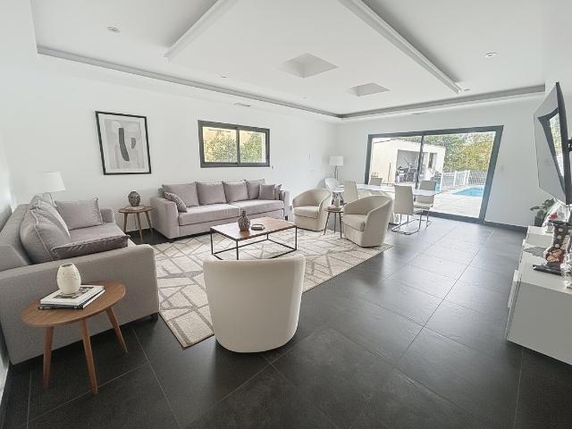 Maison Recente De Plain Pied Avec Piscine Et Pool House 149m² Montauban