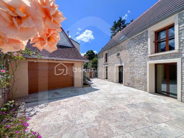 SOUS OFFRE – Baisse de prix à 450 000 € – Maison rénovée: 280 m² entièrement repensés 8 pièces – 5 chambres