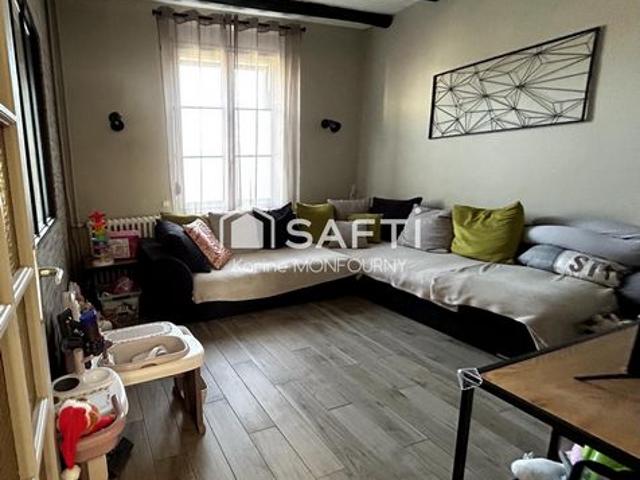 Maison rénovée,3 chambres avec garage, bâtiment et jardin