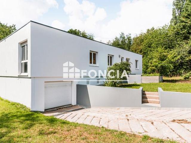 Maison rénovée avec beau terrain