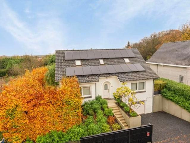 Maison rénovée avec conservation de son charme authentique !