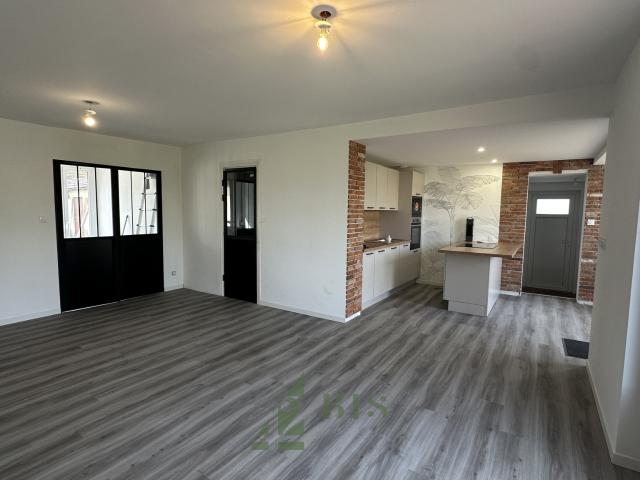 Maison rénovée avec dépendances et jardin de 1000 m2