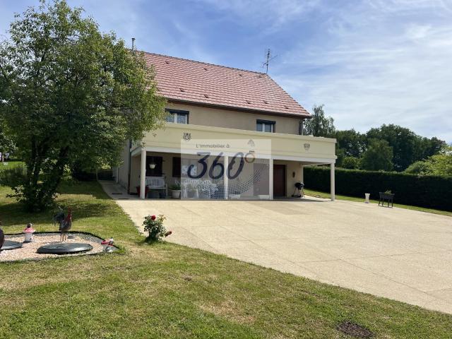 Maison rénovée avec fort potentiel avec terrasse, grand terrain et dépendances