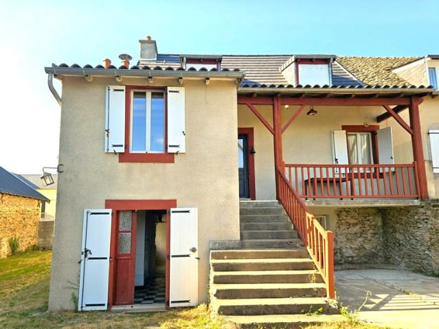 Maison rénovée avec grand jardin aménagé et garage, située d
