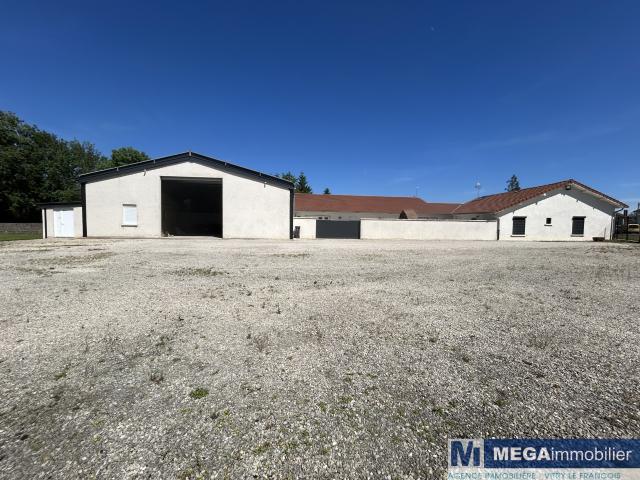 Maison rénovée avec Hangar
