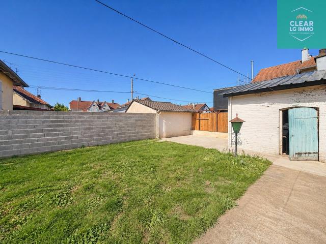 Maison rénovée avec jardin et garage à