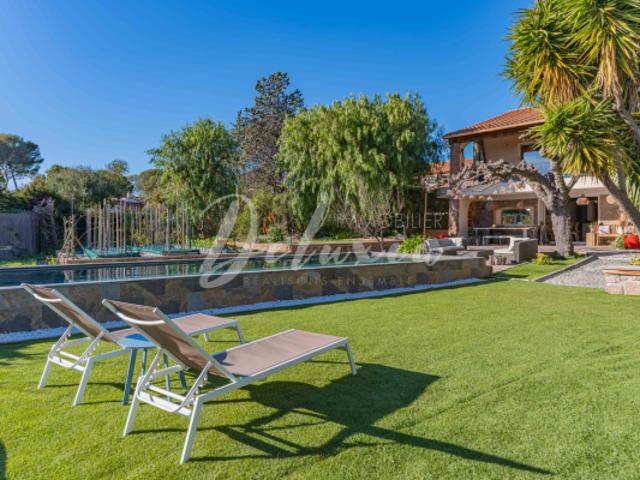 Maison rénovée avec piscine au sel et vaste jardin à Boulour