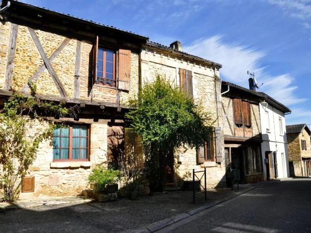Maison rénovée avec piscine sans vis a vis en plein village 260m² Monsempron Libos