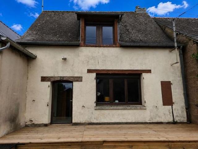 Maison rénovée avec terrasse et garage