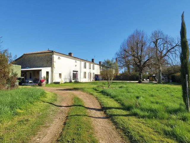Maison rénovée de 7 pièces avec jardin à St Félix 241m² Saint Félix de Foncaude