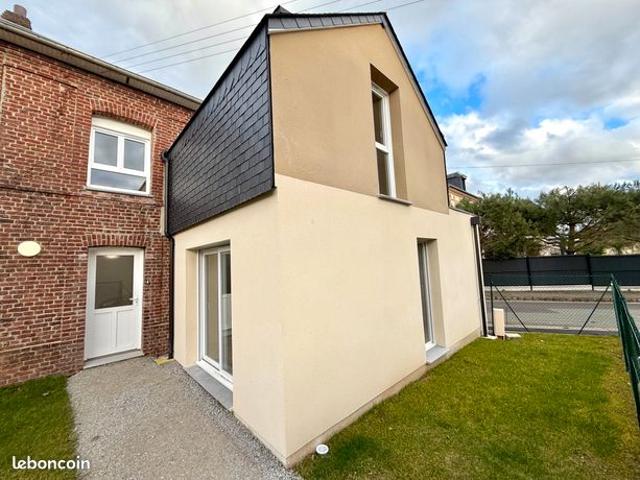 Maison rénovée de 80 m², jardinet et parking double