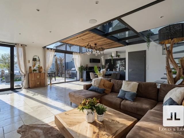 Maison rénovée de 128 m² – 3 chambres – Piscine – Prestation. 128m² Fareins