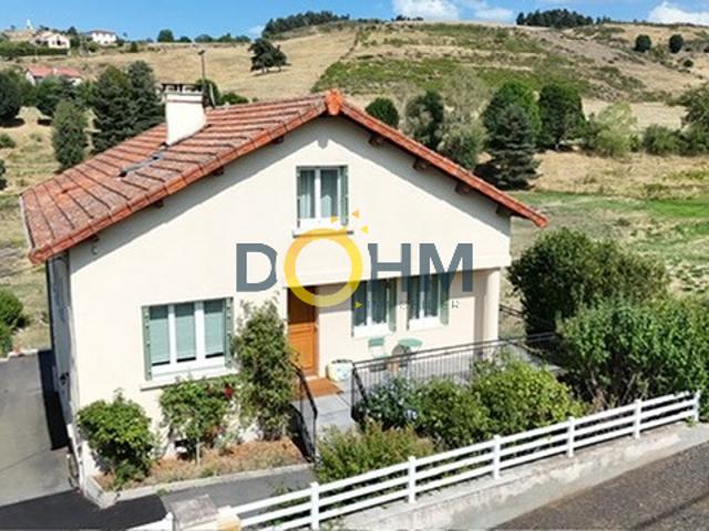 Maison rénovée de 180 m2 à vendre à Saugues avec terrain clos de 600 m2