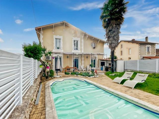 Maison rénovée de 180 m² piscine et toit terrasse à Mussidan
