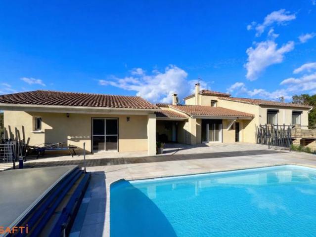 Maison rénovée de 188 m², 5 chambres, piscine, 3 grands garages