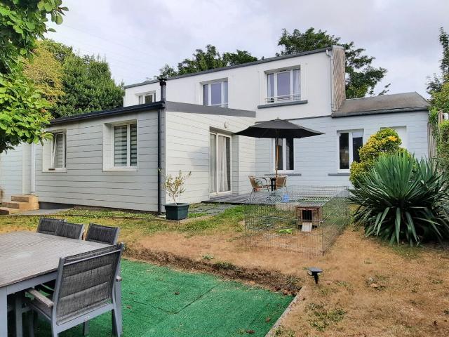 MAISON RENOVEE DE TYPE F5 A LOUER SUR CHERBOURG PROCHE DE L'HYPER CENTRE AVEC JARDIN
