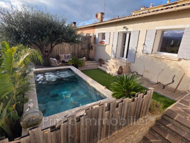 Maison rénovée de plain pied avec piscine et vue dégagée