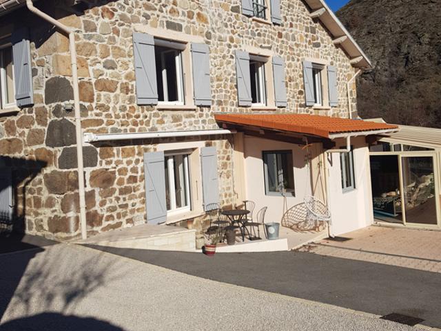 Maison rénovée en pierre + dépendances 07410 ARLEBOSC