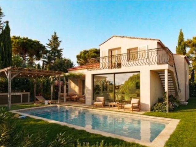 Maison rénovée et remise à neuf complète 6 pièces Piscin. 150m² Roquebrune sur Argens