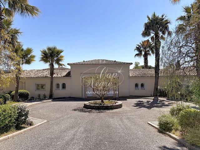 MAISON RENOVEE PROCHE COMMODITES AVEC JARDIN ET 3 PARKINGS A VENDRE A SAINTE MAXIME GOLFE DE SAINT TROPEZ