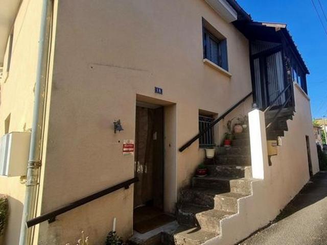 Maison rénovée sur les hauteurs de Decazeville, à moins de 1 km du centre ville. Vendue meublée et décorée