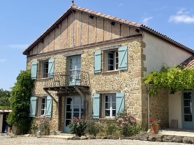 Maison Restaurée avec Goût, Gîte Indépendant, Piscine et Vue sur les Montagnes