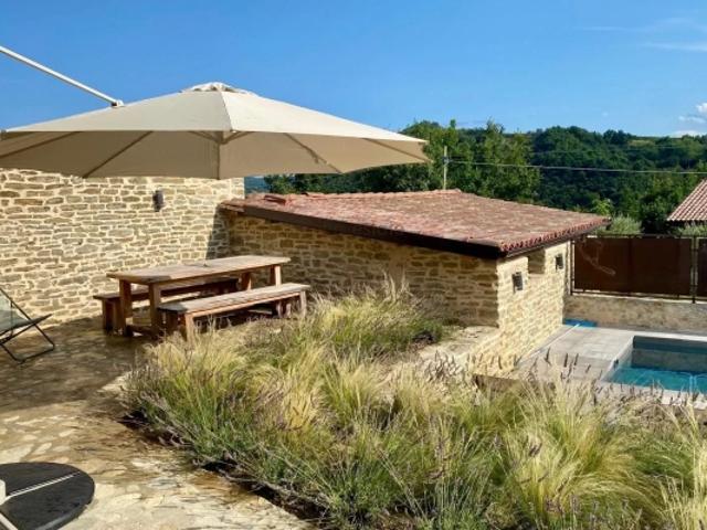 Maison rustique en pierres avec piscine au coeur de l'Alta Langa
