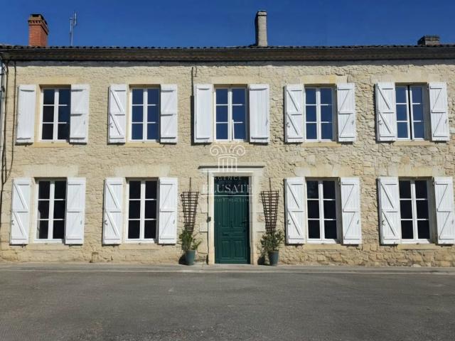 MAISON T11 347M2 EN CENTRE VILLE AVEC COUR DE 150M2, PISCINE ET GARAGE / CONDOM