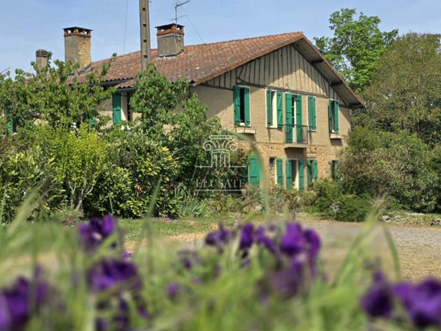 MAISON T11 300M2 EN CAMPAGNE AVEC TERRAIN D'1HA ET DEPENDA