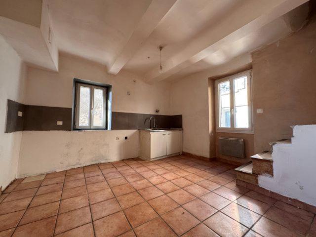 MAISON T3 / T4 AVEC GARAGE ET CAVE A VENDRE SUR PEYROLLES EN
