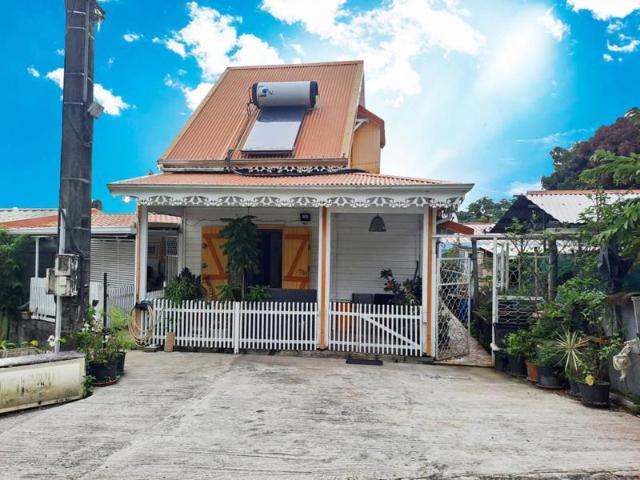 Maison R+2 avec studio indépendant, terrasse et potentiel d’aménagement