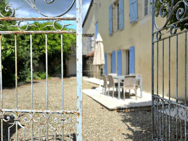 MAISON T4 145M2 EN COEUR DE VILLAGE AVEC COUR DE 145M2 / PROCHE MEZIN