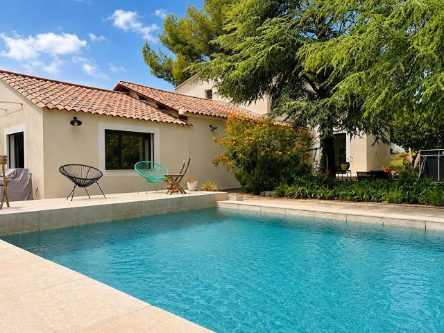 Maison T4 200m² sur 2500m² de terrain avec piscine, garages, cav