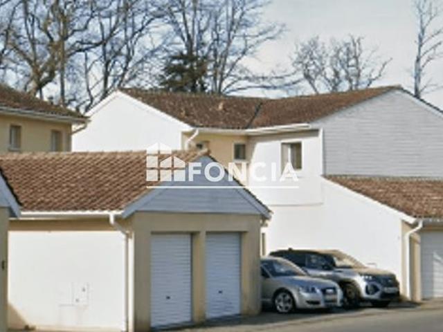 Maison T4 avec jardin privatif. Fin de bail janvier 2028. Idéalement située au sein d'une copropriété calme et bien entretenue, maison de type T4